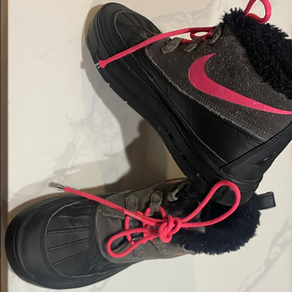 Nike Kids Black and Pink Boots size 6!
